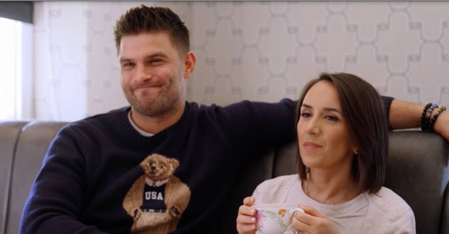 Aljaz Skorjanec puts his arm behind Janette Manrara