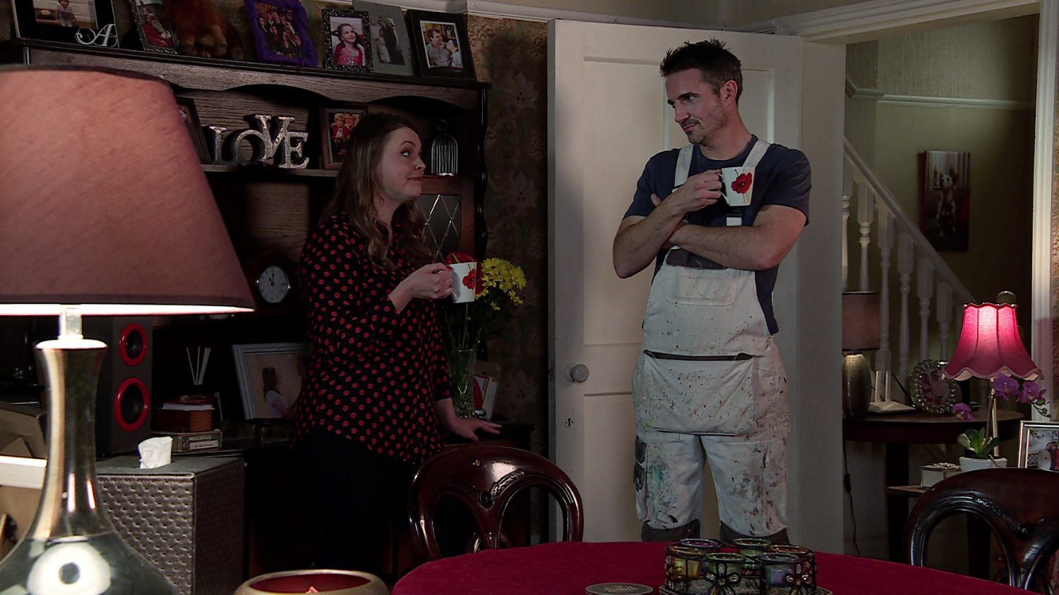 Coronation Street's Tracy is chatting to Tommy at home