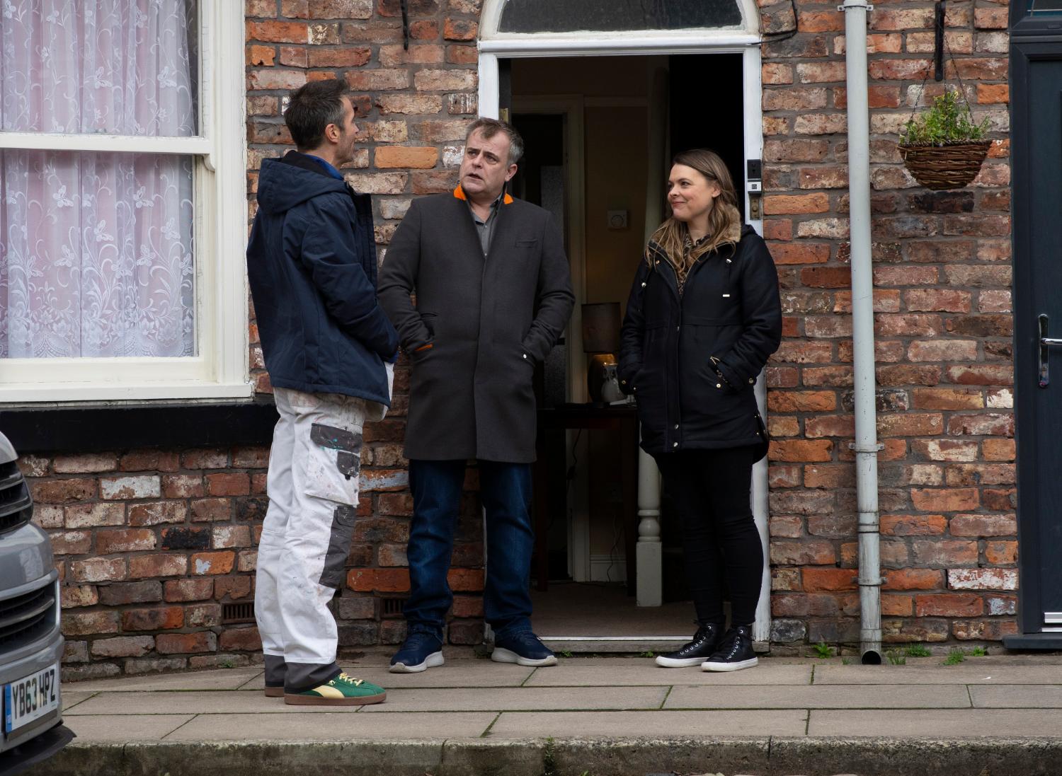 Coronation Street spoilers: Tommy Orpington, Steve McDonald and Tracy McDonald have a chat on the street outside No.1