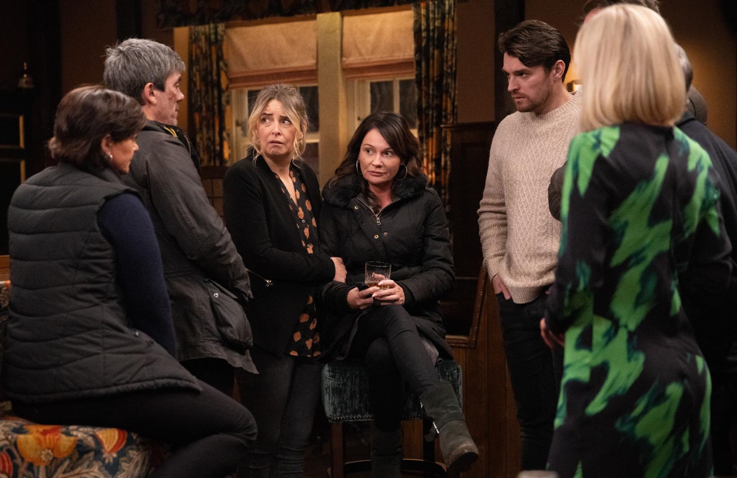 Emmerdale's Moira, Cain, Charity, Chas, Mack and Ruby are gathered in the Woolpack together