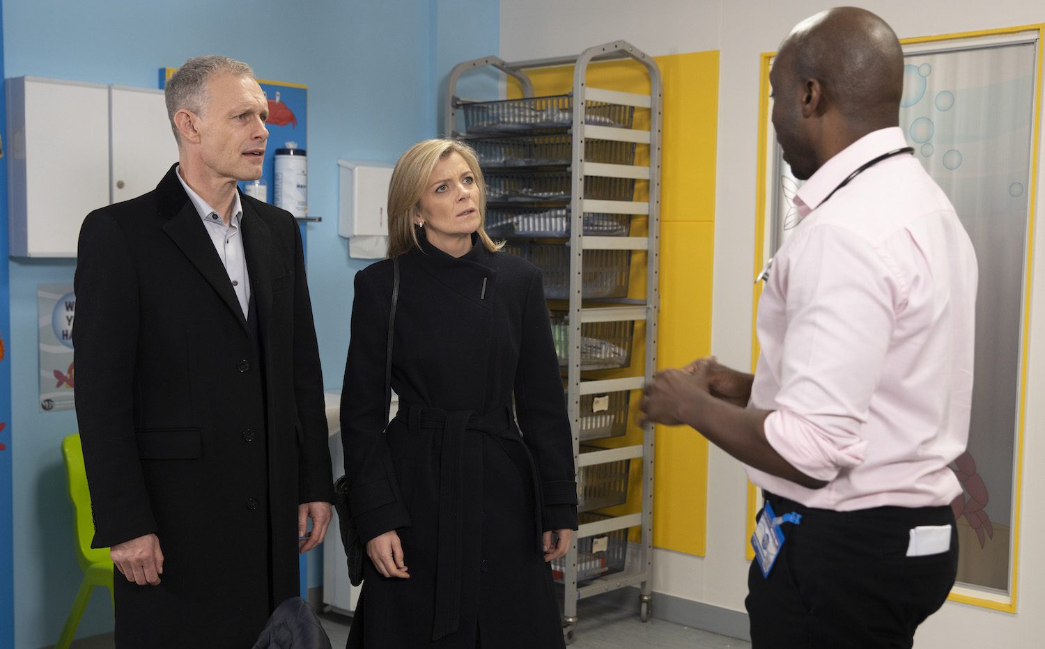 Coronation Street's Nick and Leanne are talking to a doctor at the hospital