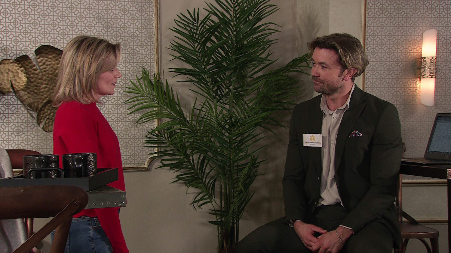 Leanne chats to mysterious Rowan in Coronation Street
