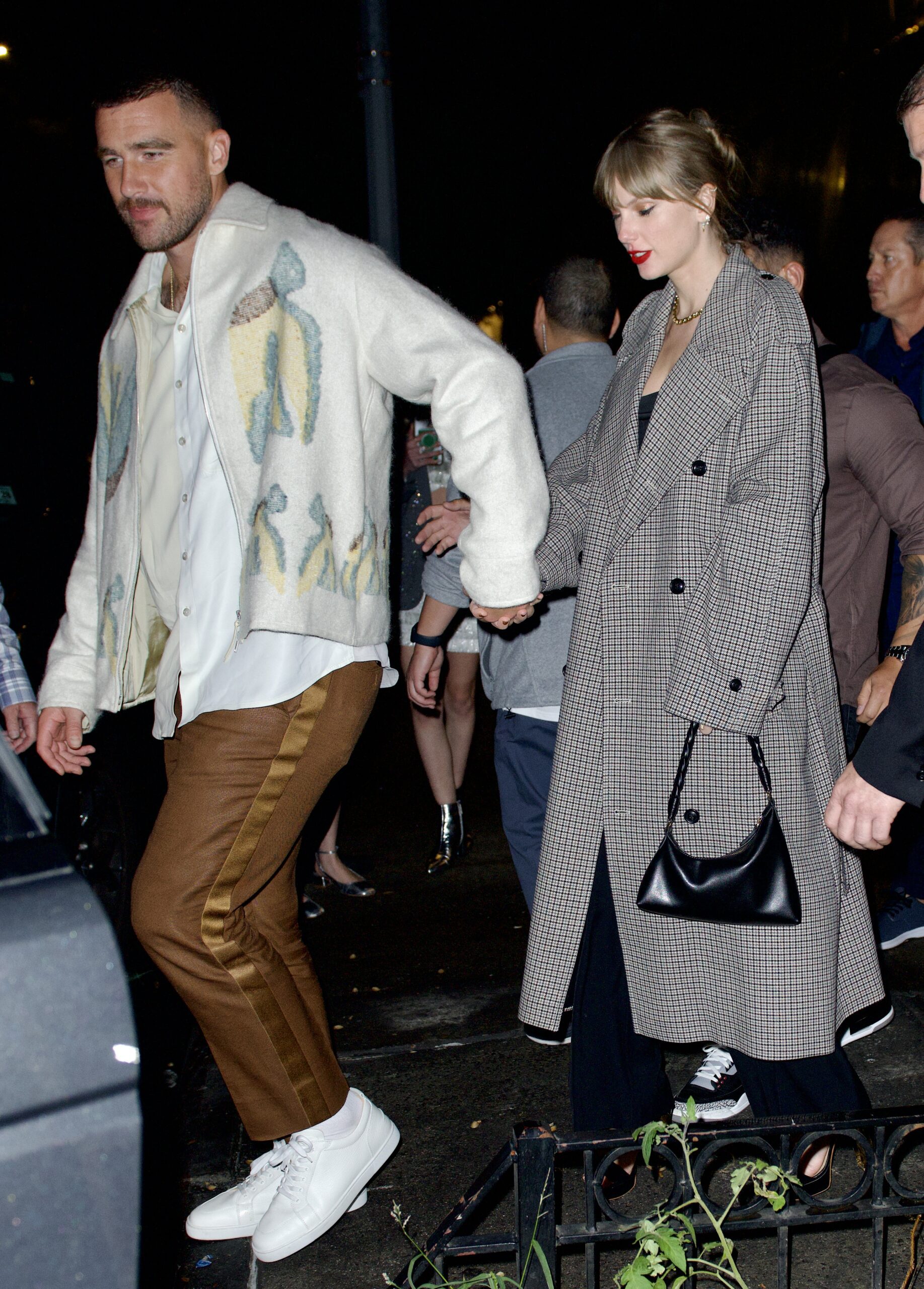 Travis Kelce holding hands with Taylor Swift