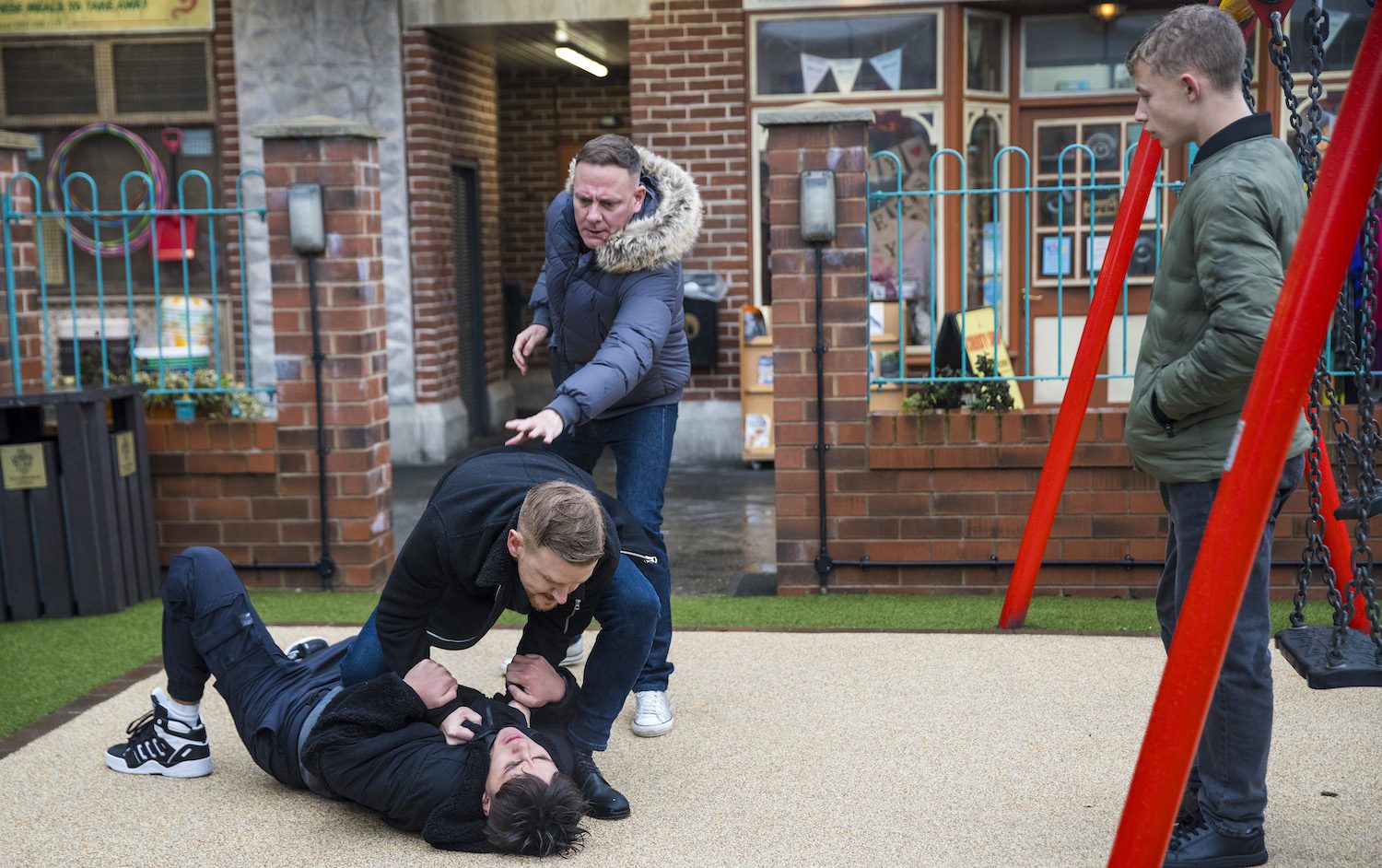 Sean pulls Gary away from Mason on Corrie