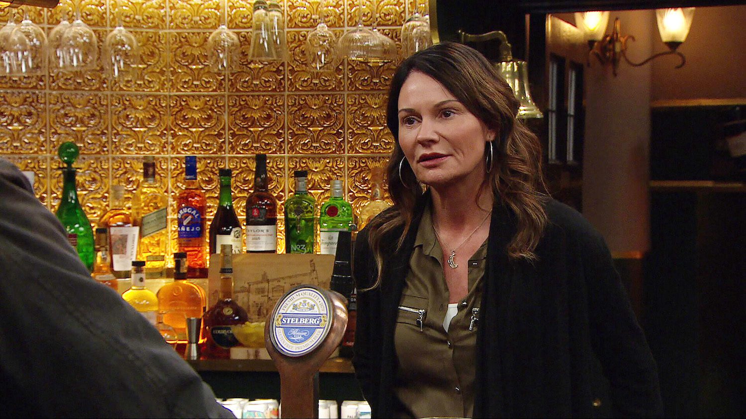 Chas talking to the Dingles on Emmerdale