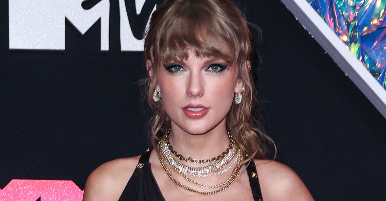 Taylor Swift posing