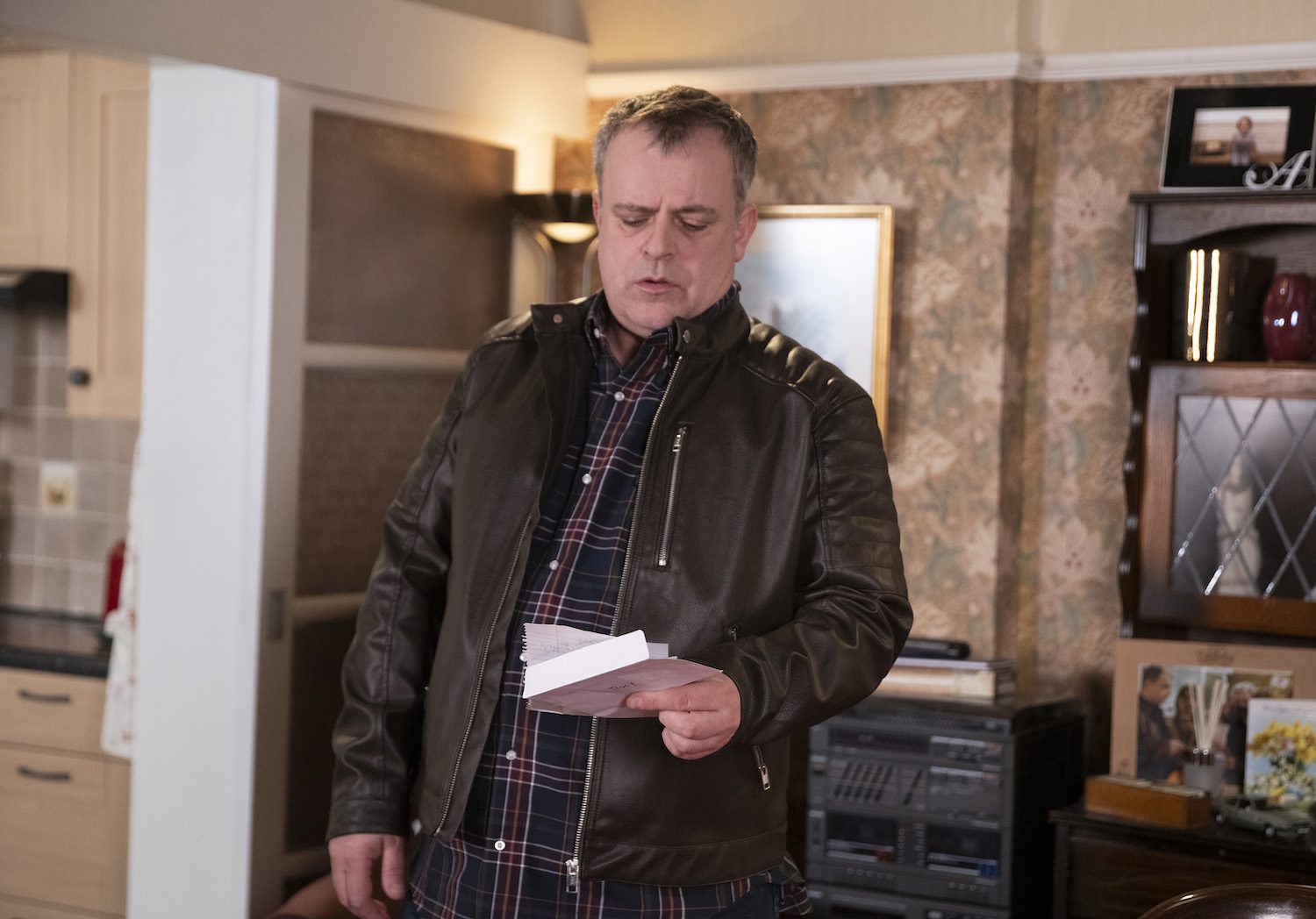 Steve reads a letter from Tommy on Corrie