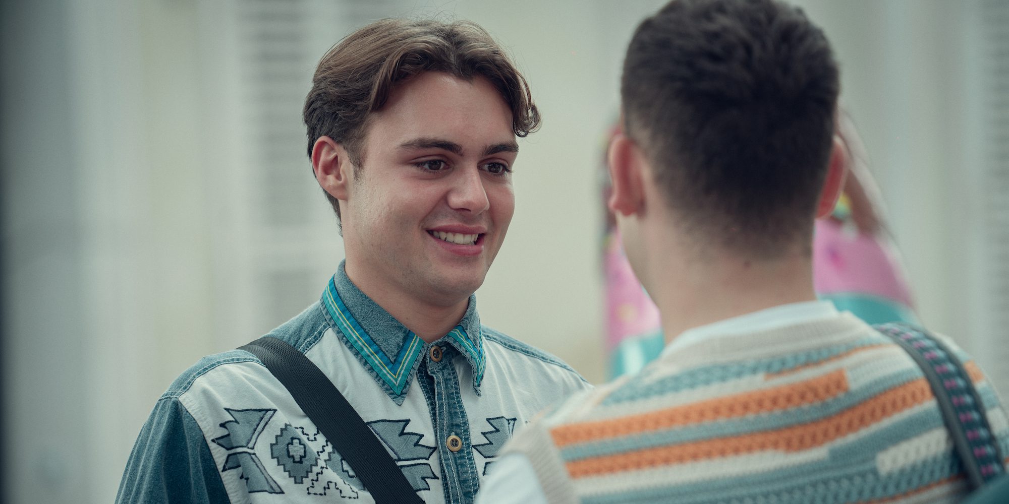 Bradley Richaes as James McEwan approaching Isaac for a conversation in Heartstopper