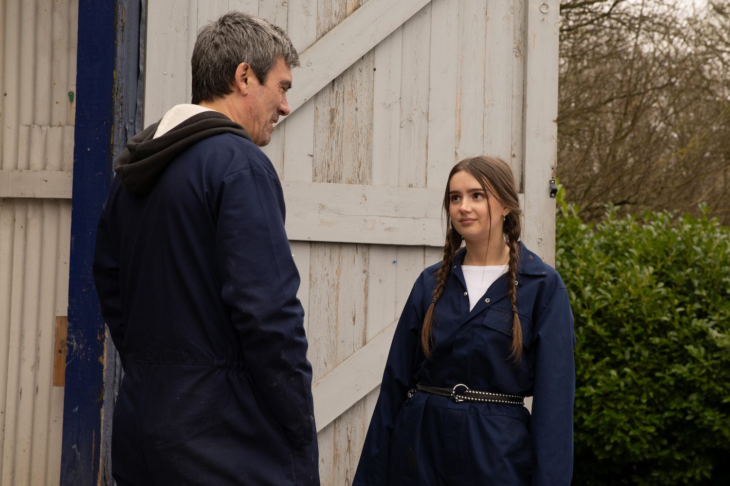 Emmerdale: Sarah looks stubborn as she works at the garage with Cain