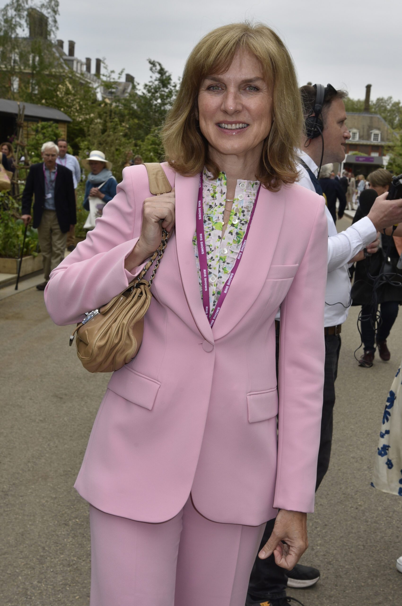 Fiona Bruce wearing a pink suit