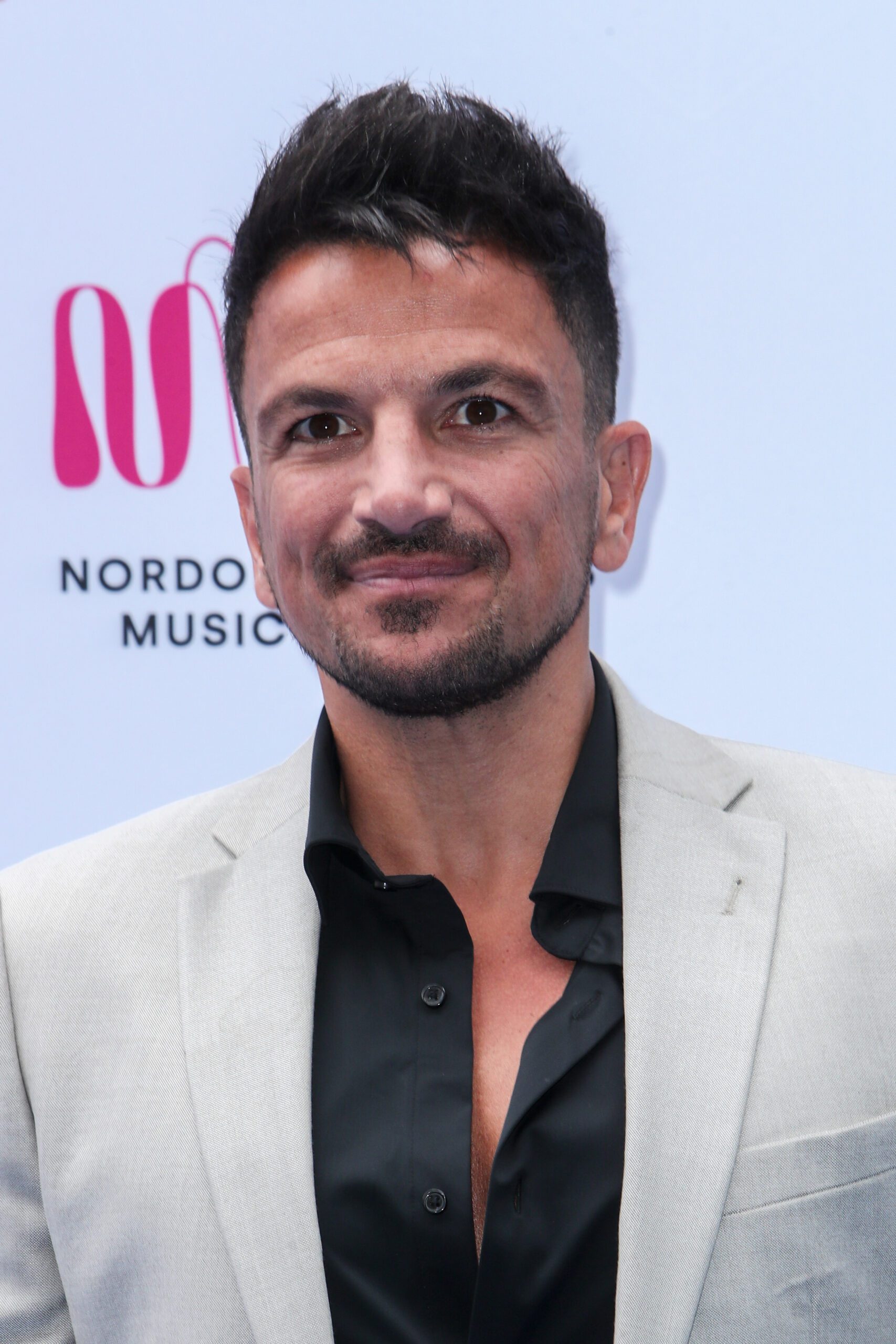 Peter Andre opens up about mum, Peter wearing white suit on red carpet