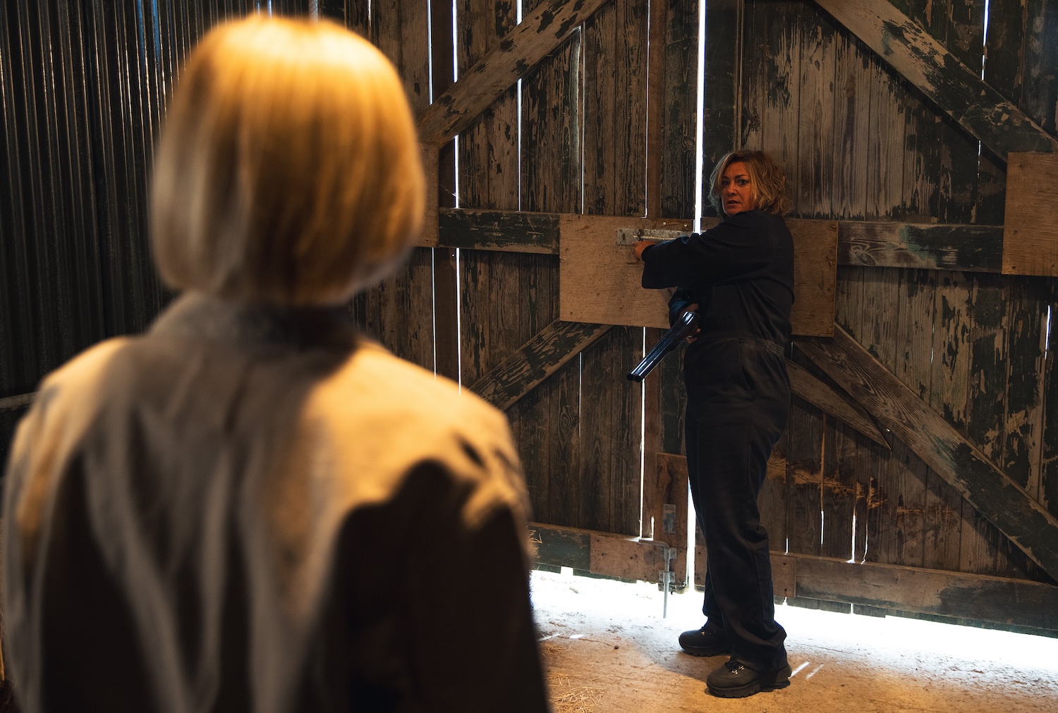Emmerdale's Moira is locking the barn door as she stares at Ruby