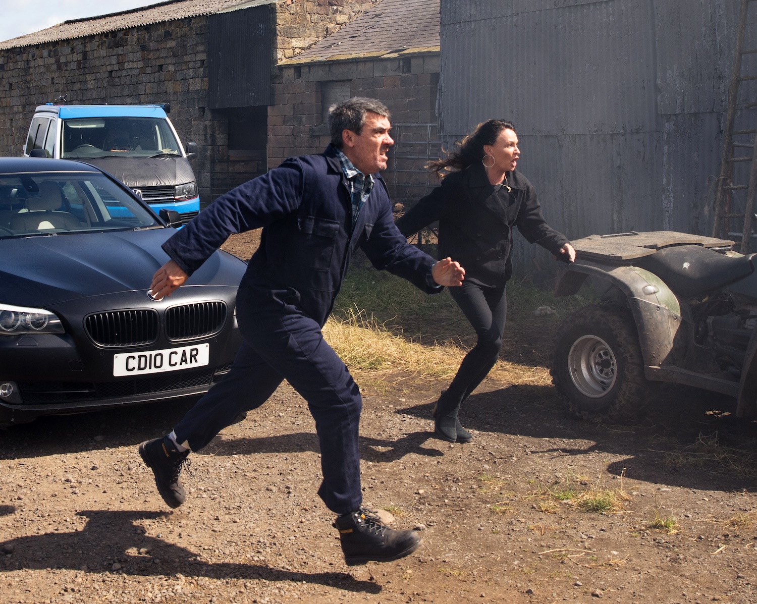 Cain and Chas run to the barn on Emmerdale