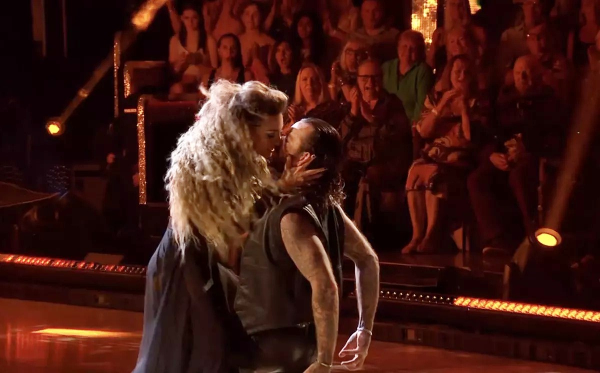 Pete Wicks almost kissing Jowita Pryzstal on Strictly
