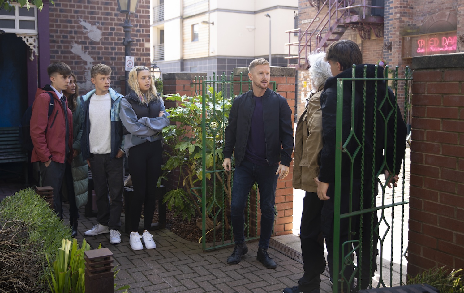 Stu is standing between Gary and Mason outside, as Liam, Dylan and Betsy look on