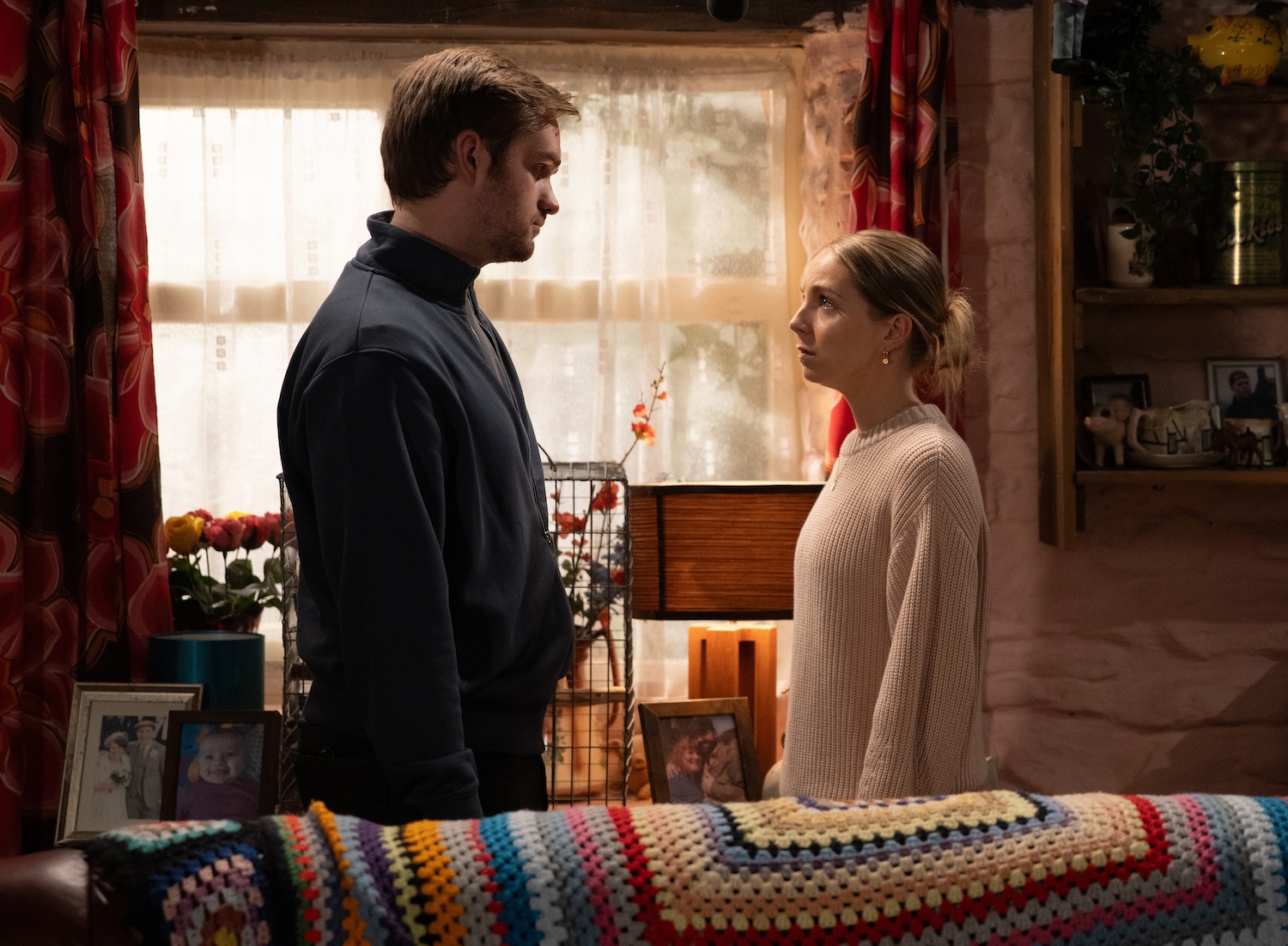 Tom and Belle are talking at the Dingles'