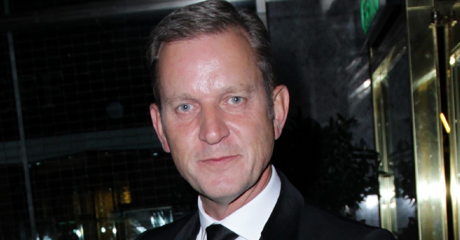 Jeremy Kyle posing at event