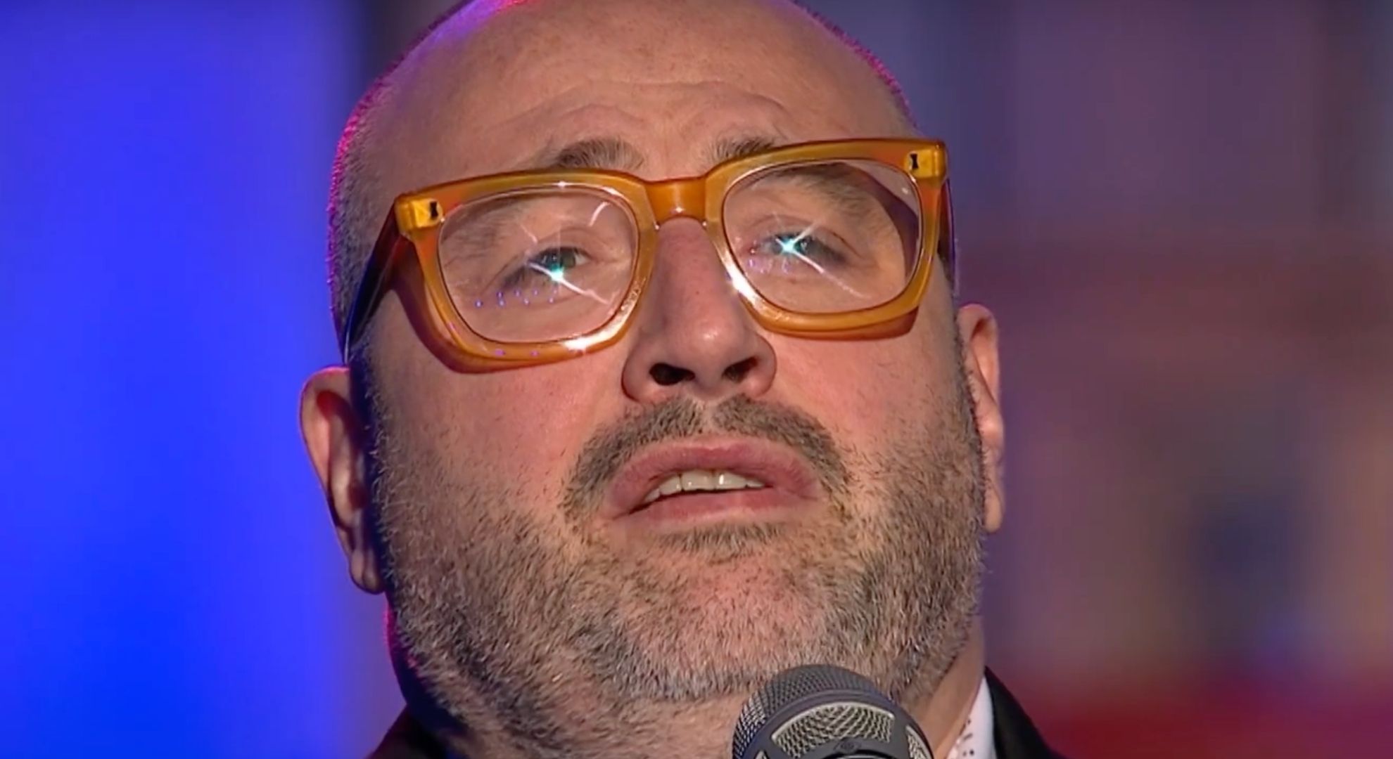 Wynne Evans singing whilst wearing glasses