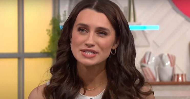 Elen Wyn looking front