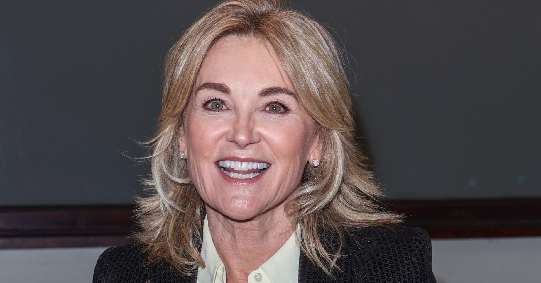 Anthea Turner looking front
