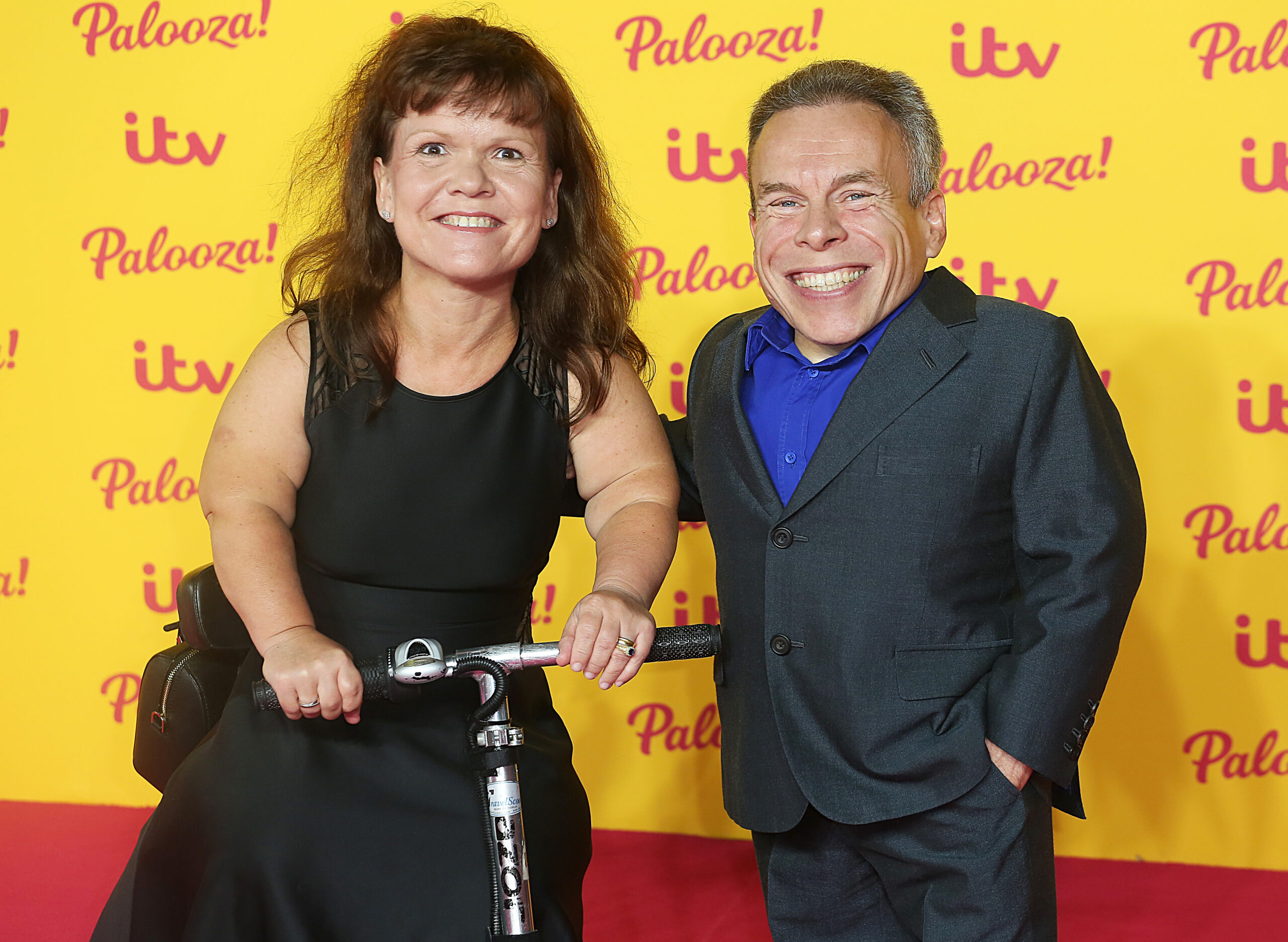 Warwick Davis and is wife smiling