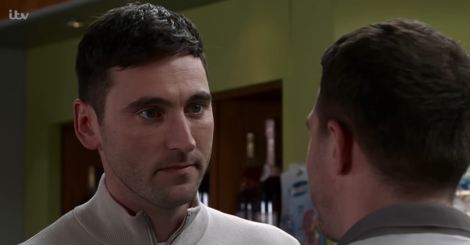 Kit glares at Mick in Coronation Street