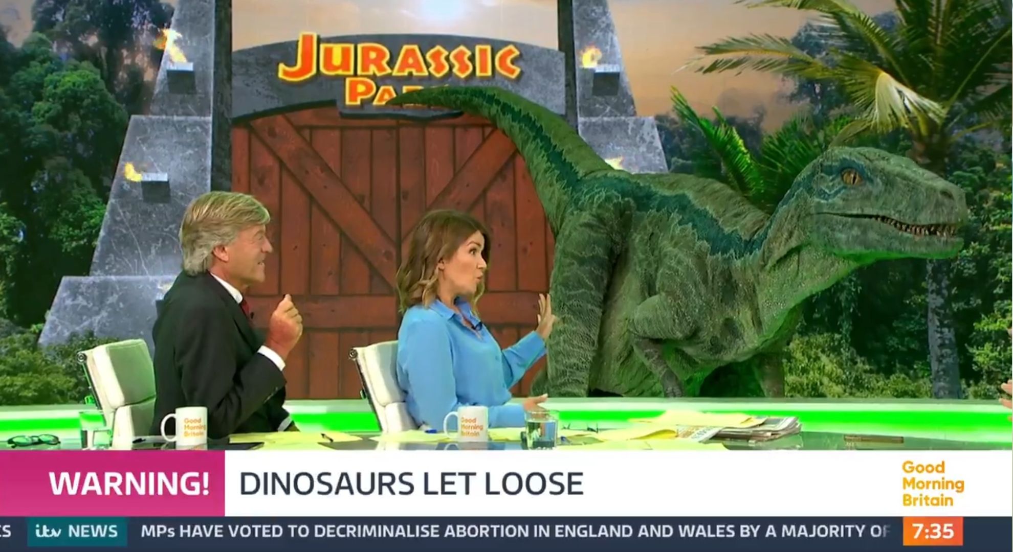 Richard Madeley and Susanna Reid next to a dinosaur on GMB today 