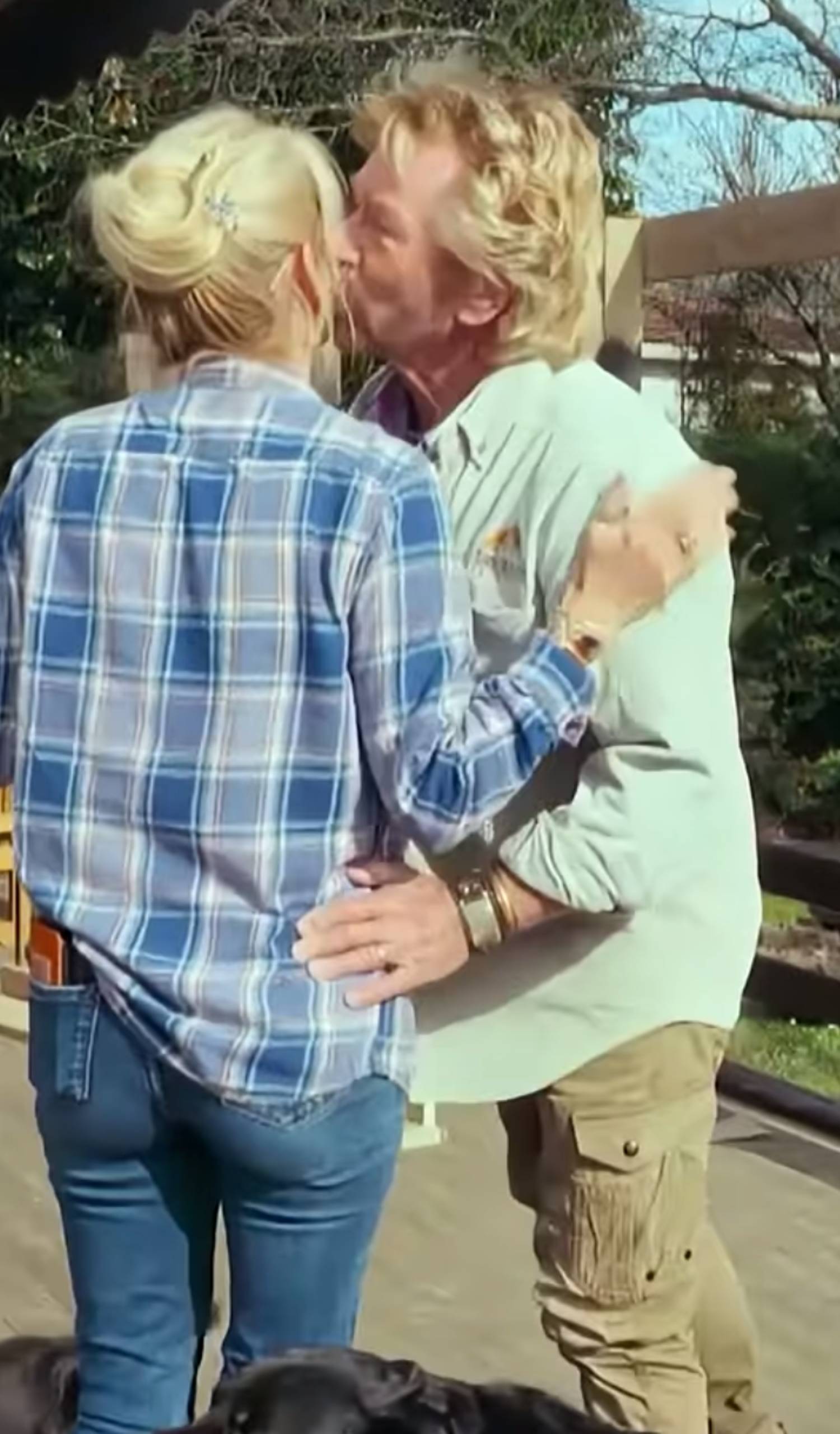Noel Edmonds kisses his wife 