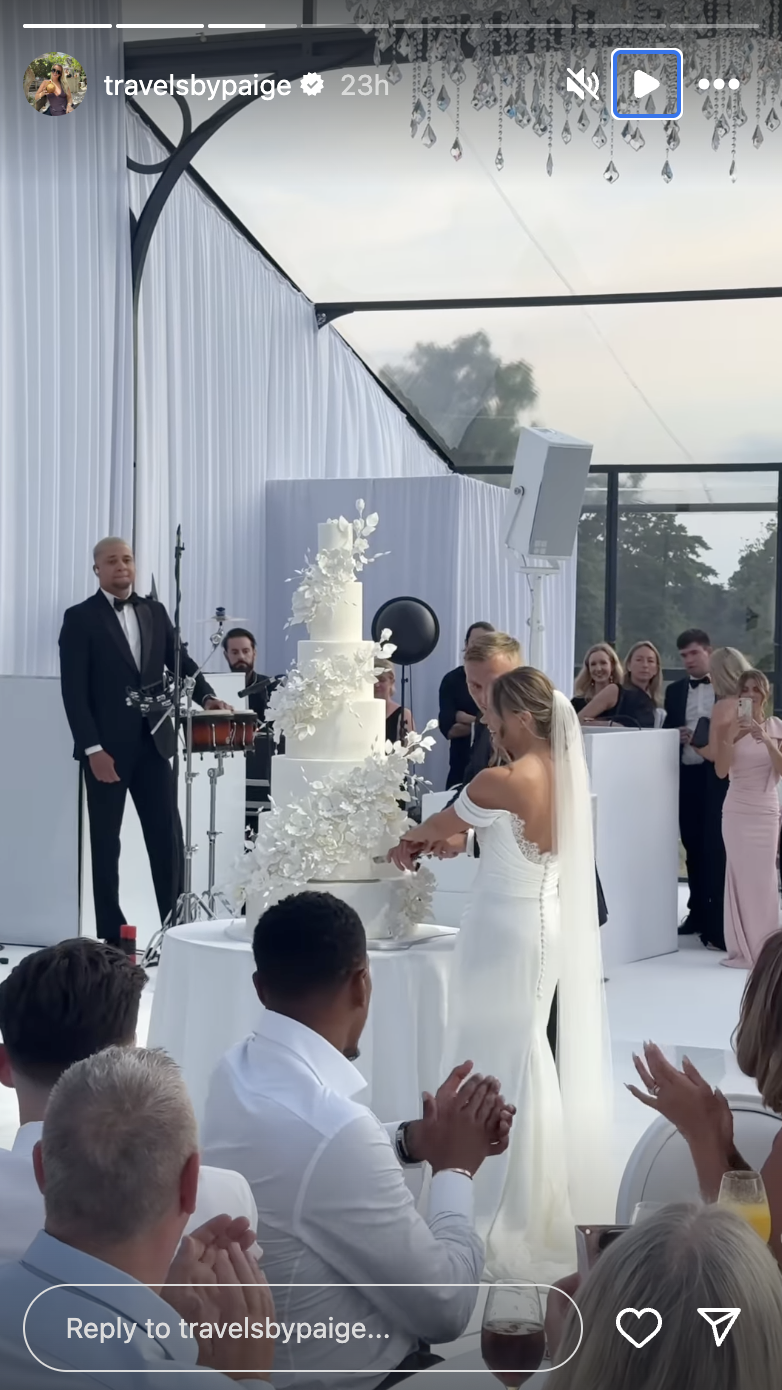 Dani and Jarrod cut their cake 