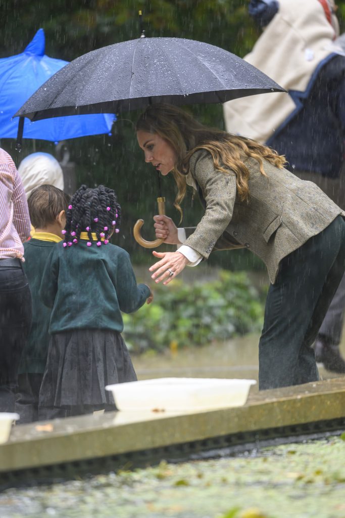 Kate Middleton helping children in the rain at Natural History Museum
