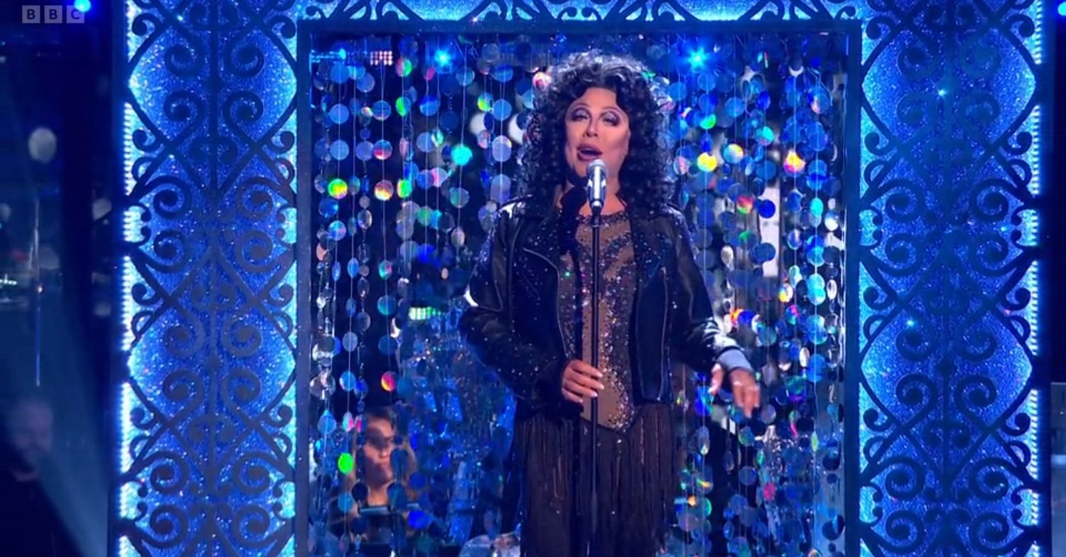 La Voix singing 