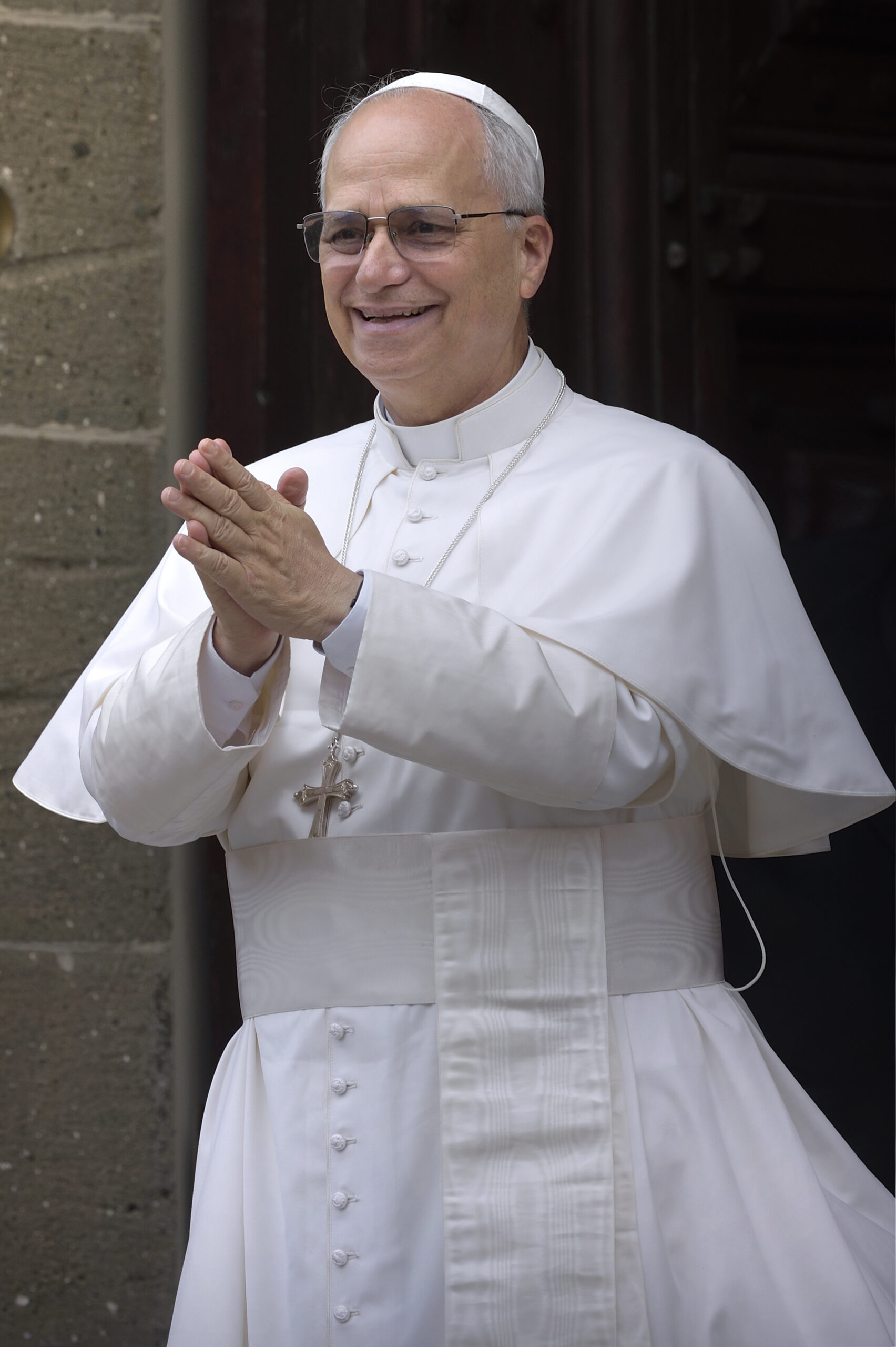 Pope Leo clapping