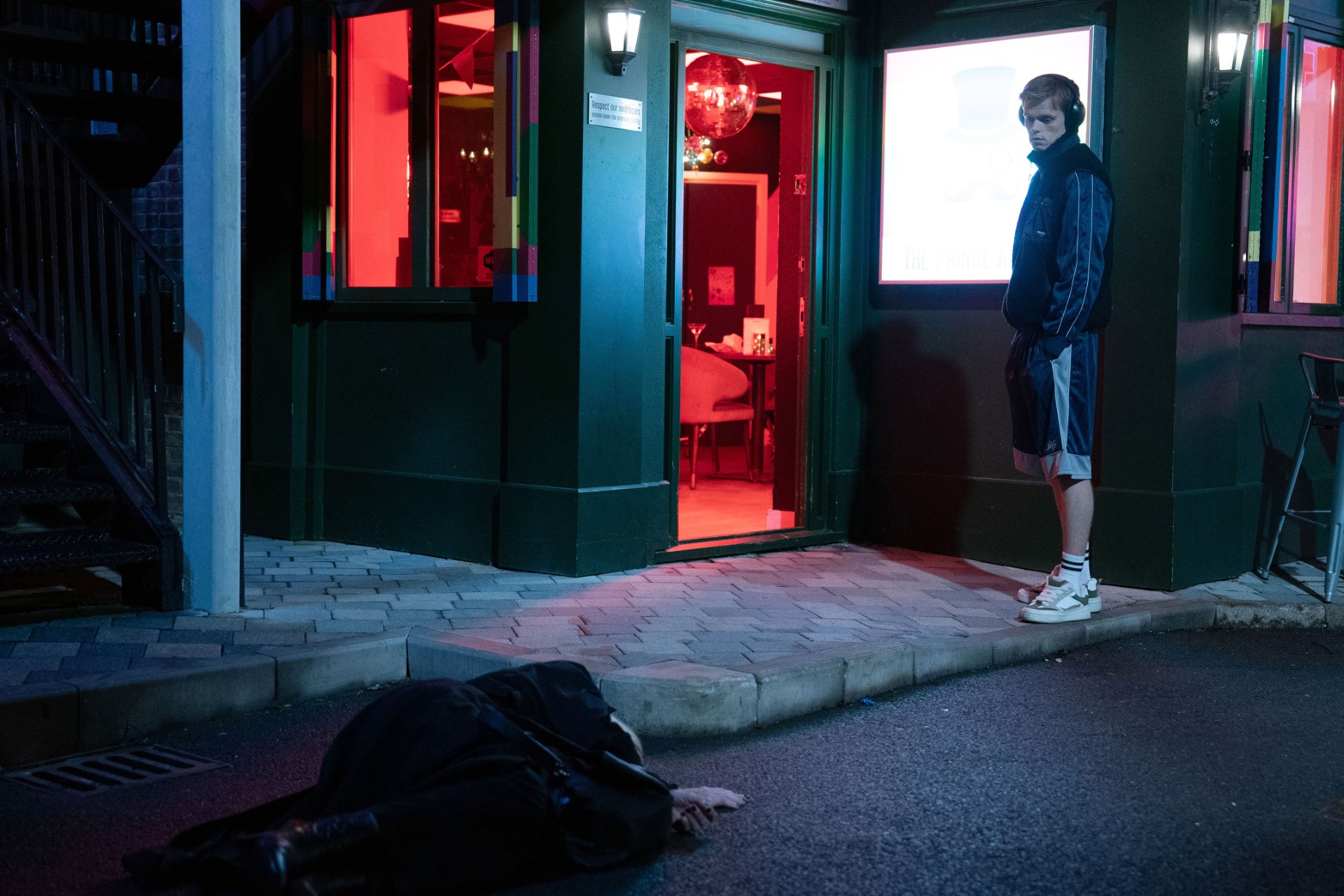Oscar stands over Cindy's unconscious body