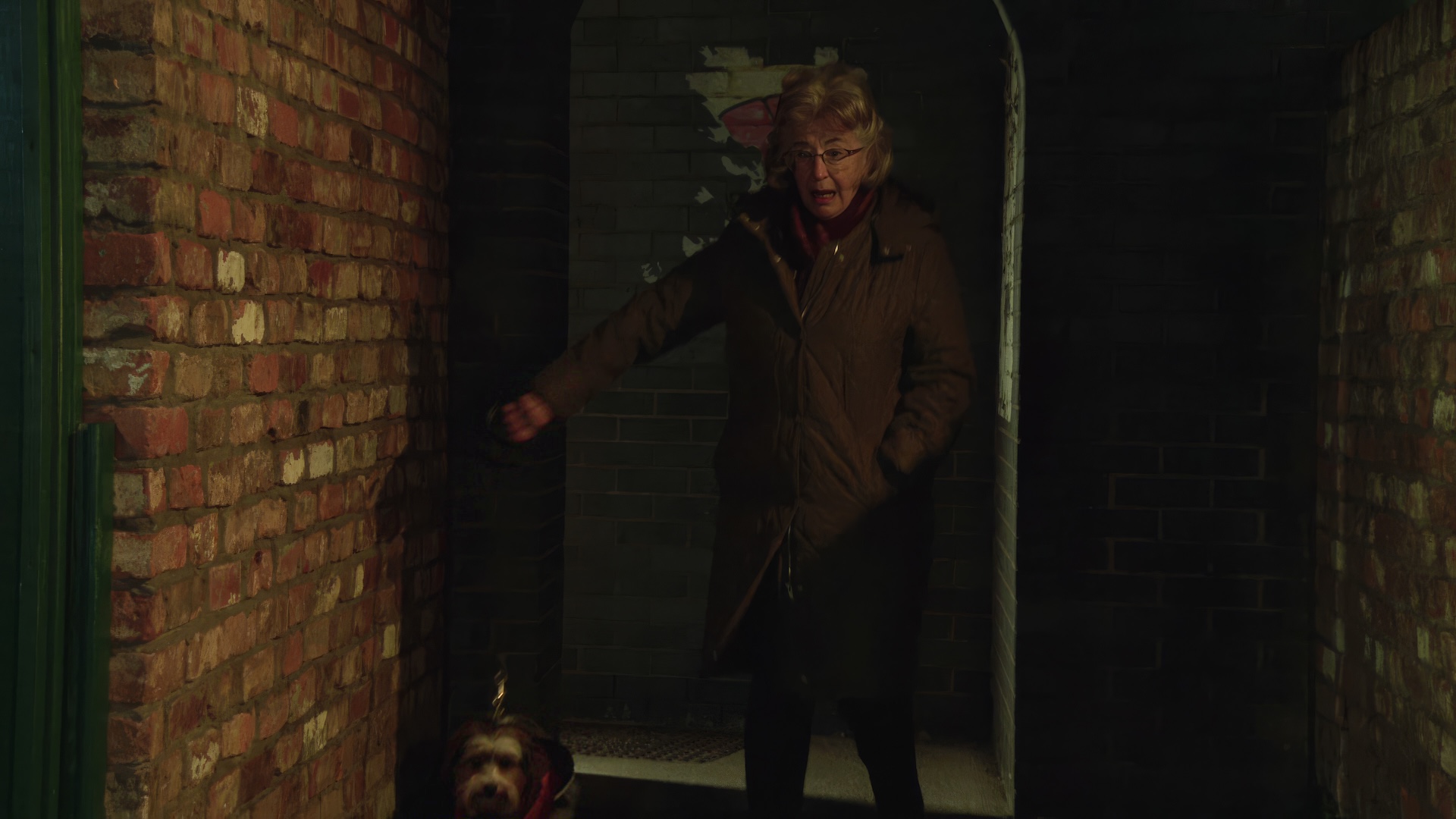 Evelyn shocked in dark ginnel