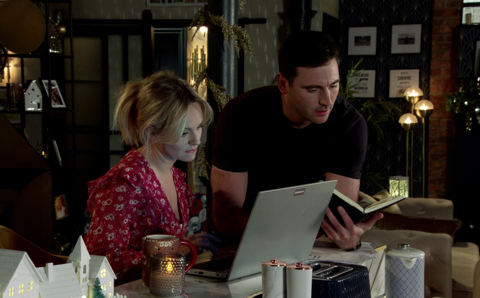 Kit and Sarah on laptop