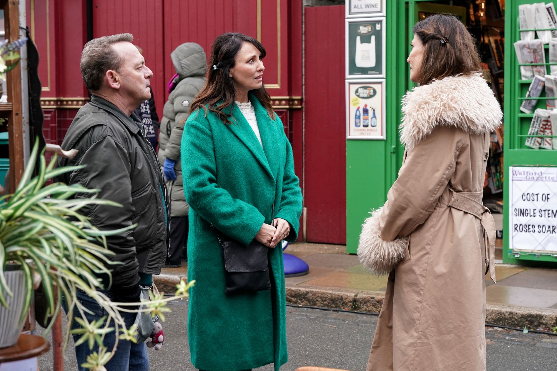 Bea talking to Honey and Billy in the market in EastEnders spoilers for next week