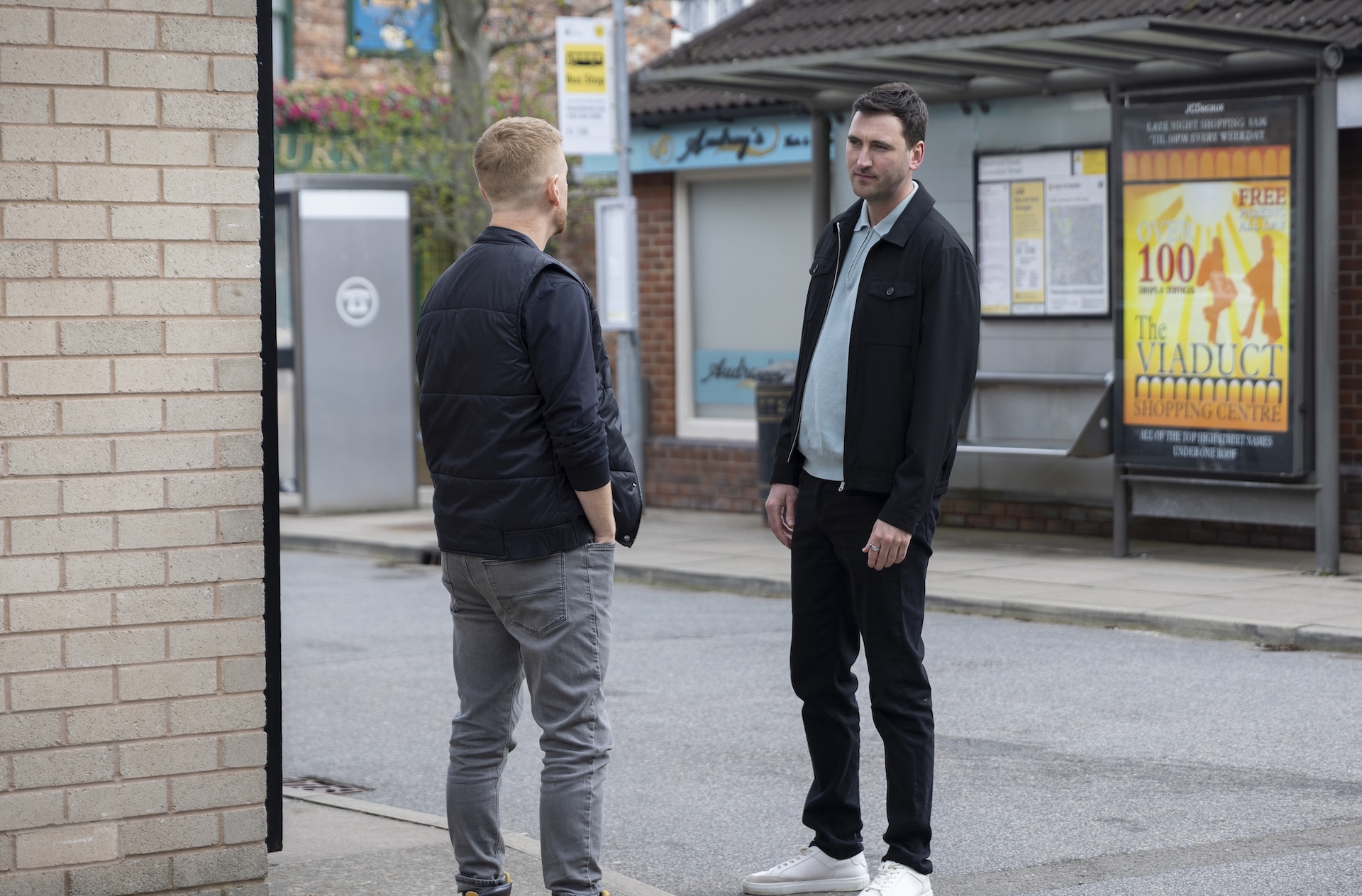 Kit talking to Gary outside 