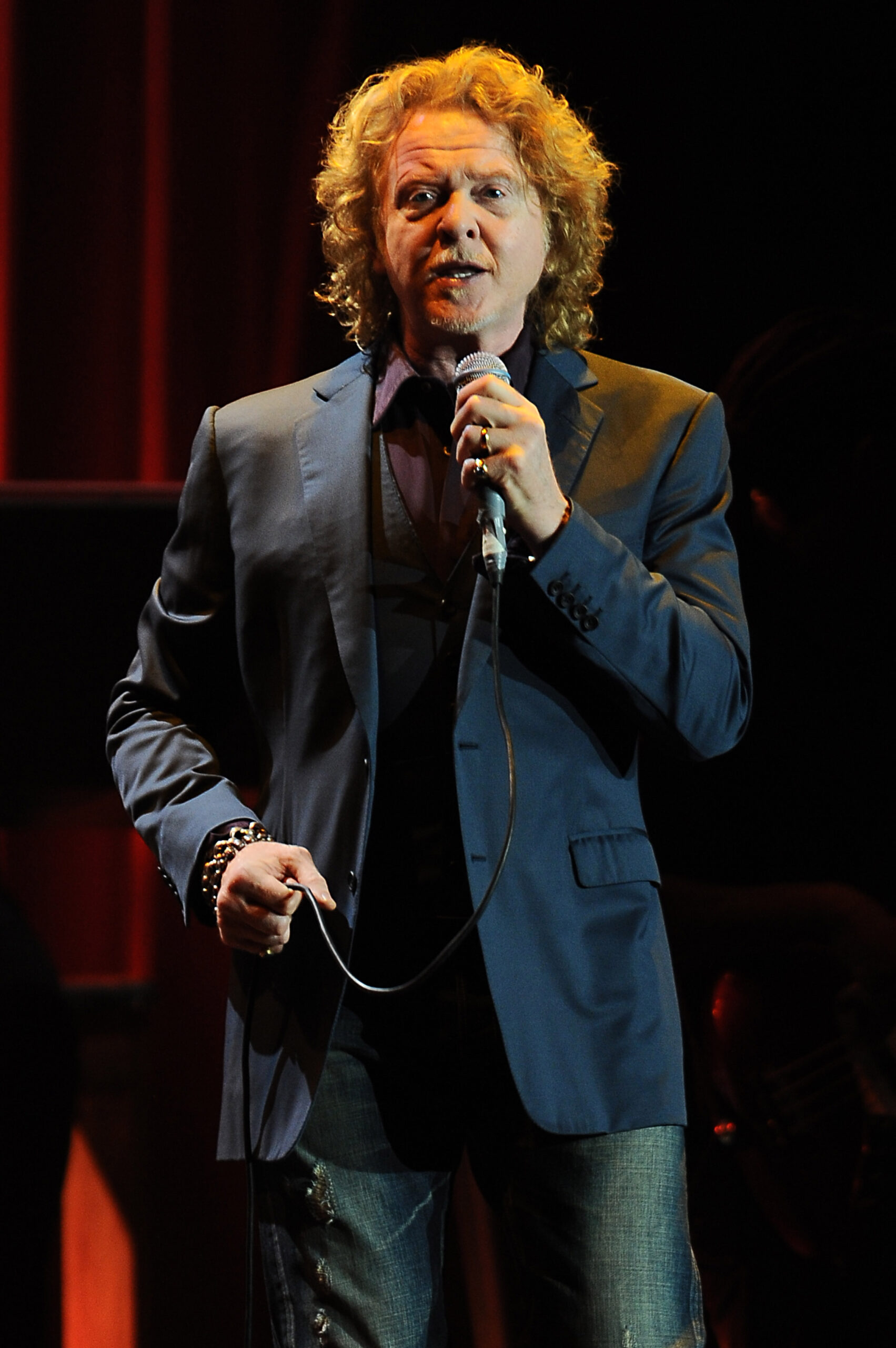 Mick Hucknall singing on stage