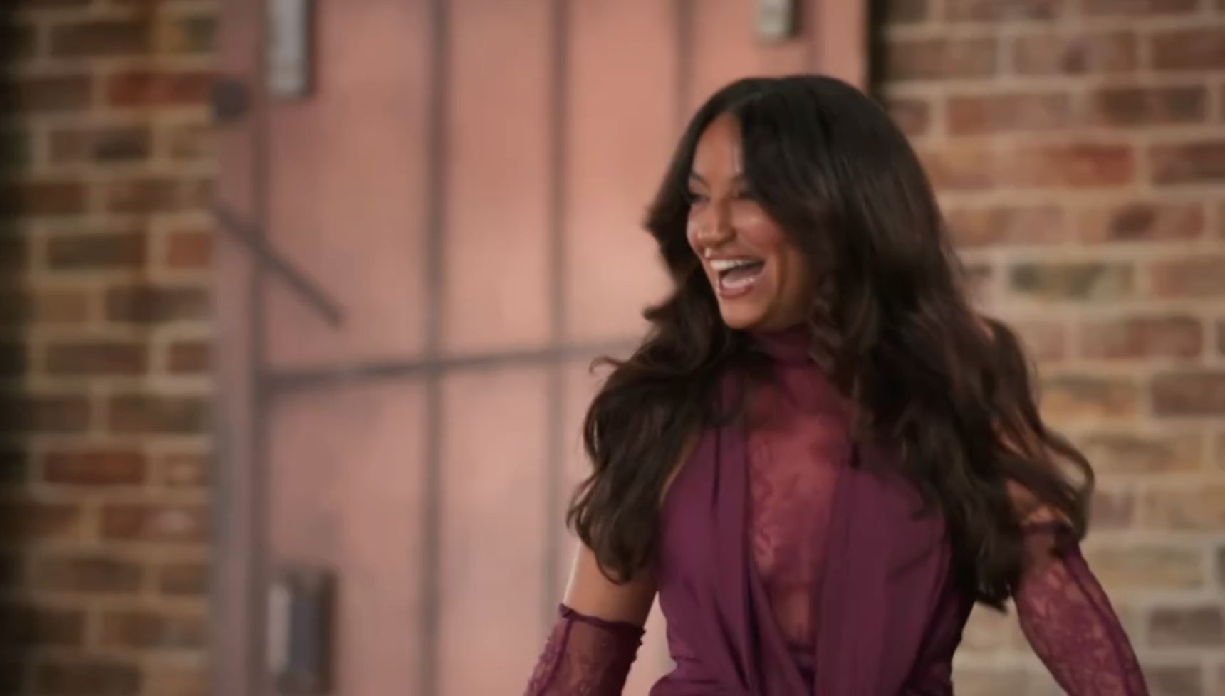 Juliette arriving at the dinner party 