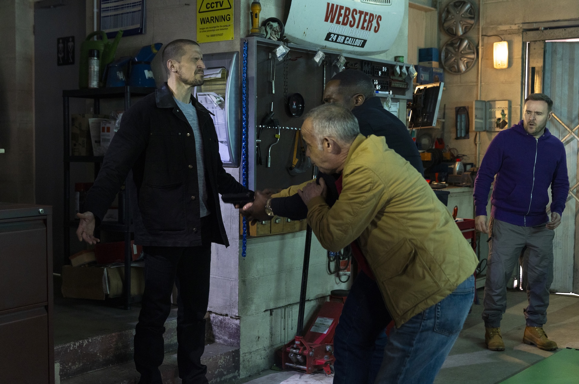 Kevin and Ronnie lunging for gun in Coronation Street