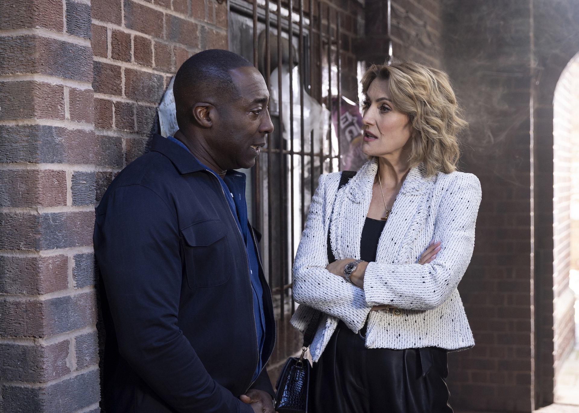 Ronnie and Fiona talking in Coronation Street
