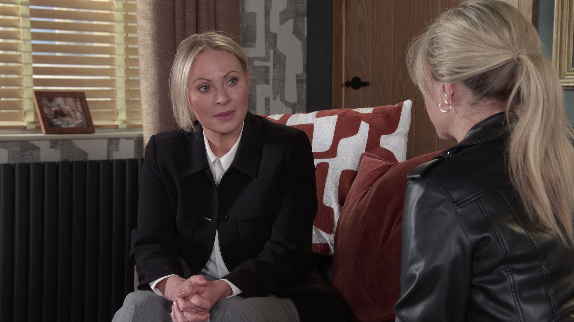 Lisa talking to Sarah in Coronation Street