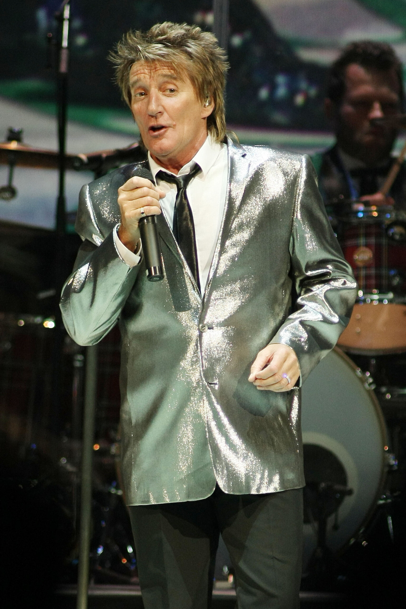 Rod Stewart singing on stage