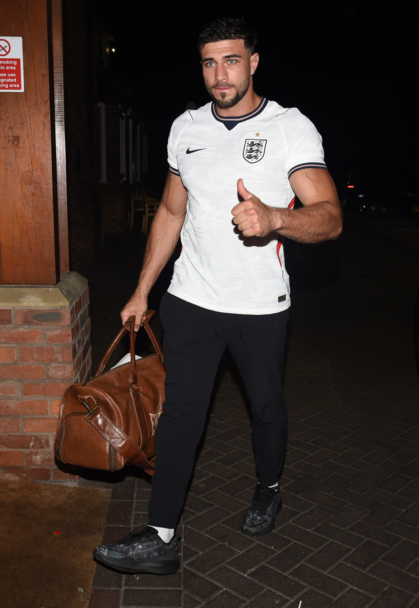 Tommy Fury puts thumbs up after fight