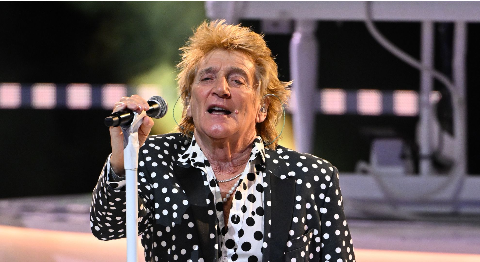 Concern for Rod Stewart as he’s forced to use oxygen tank during concert
