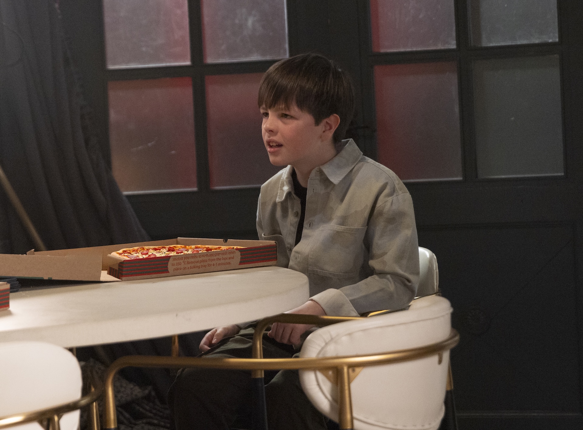 Harry angry at the table with pizza