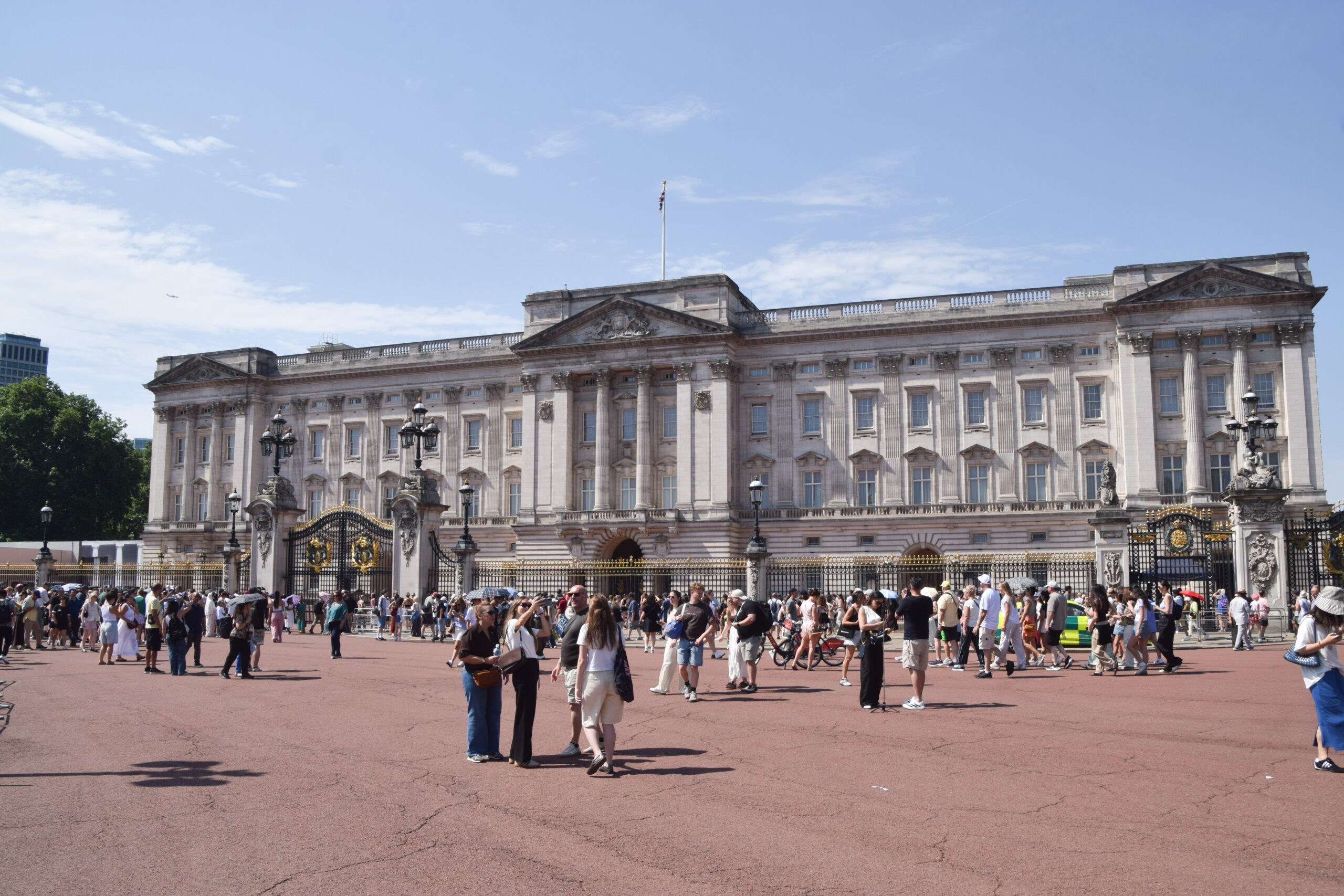 Outside view of Buckingham Palace