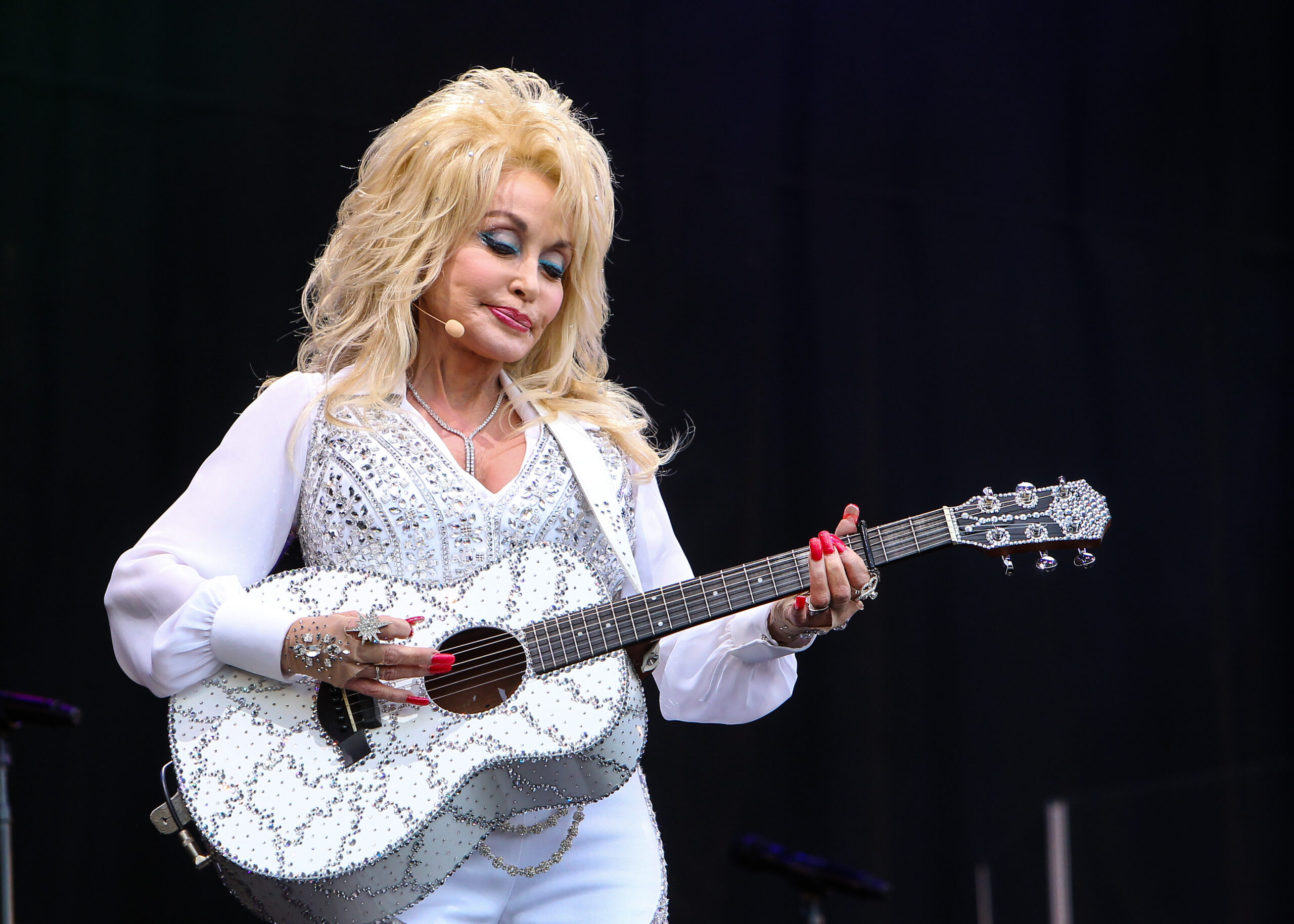 Dolly Parton plays guitar