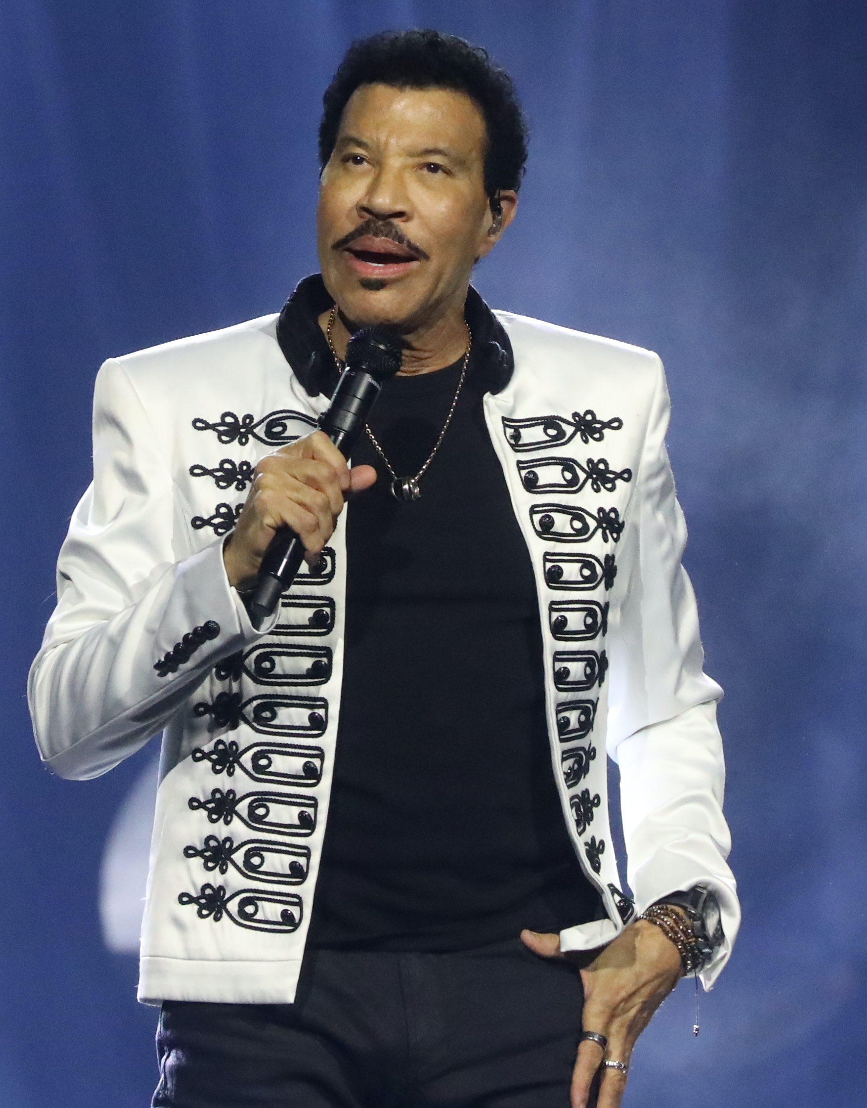 Lionel Richie in white outfit on stage