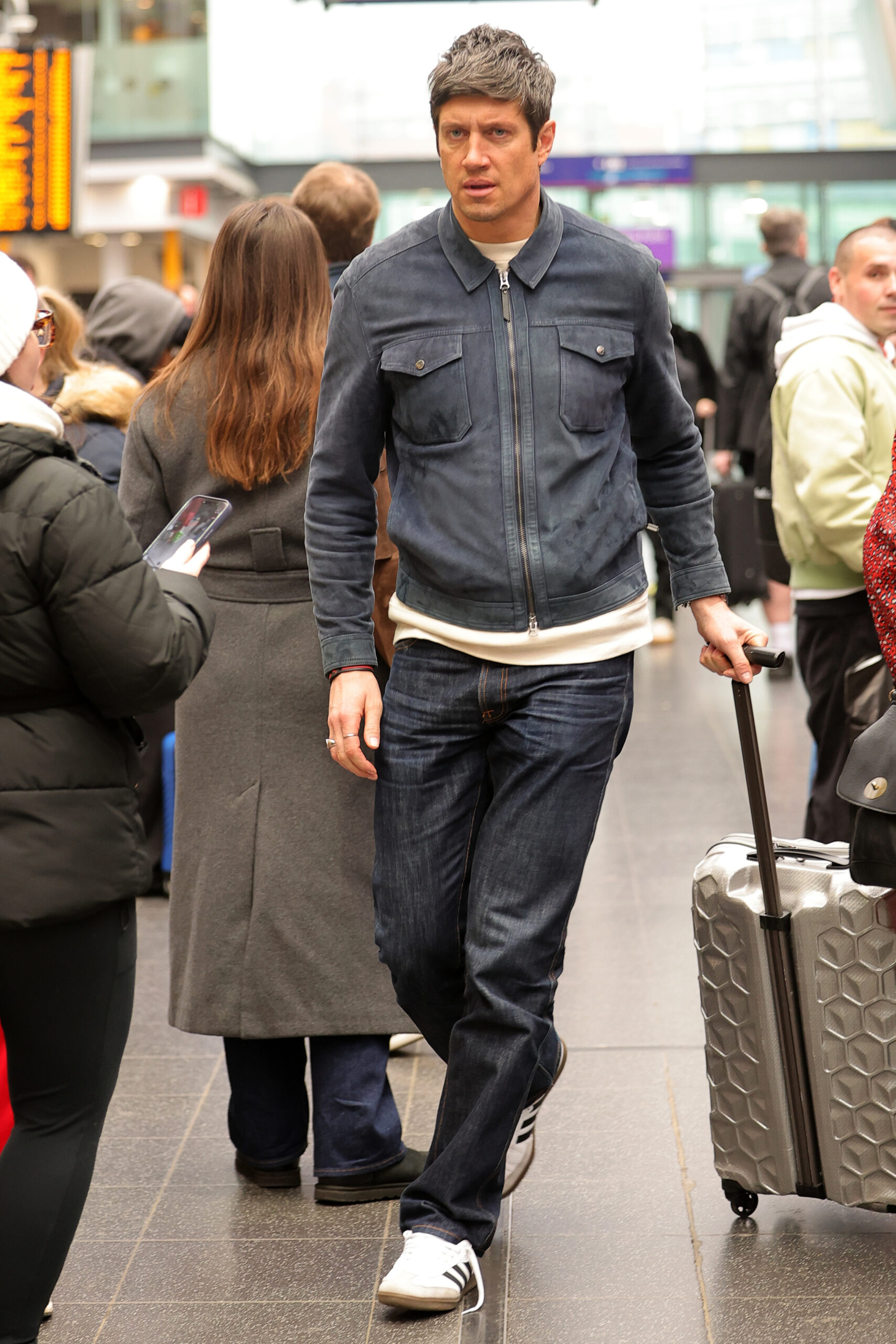 Vernon Kay walking through Manchester Piccadilly 